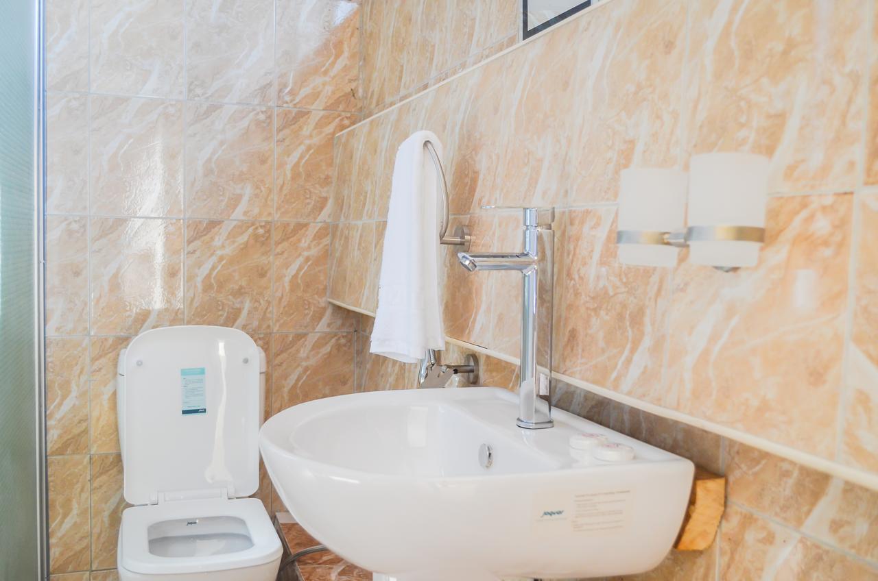 Igar Plaza Hotel Джинджа Екстериор снимка