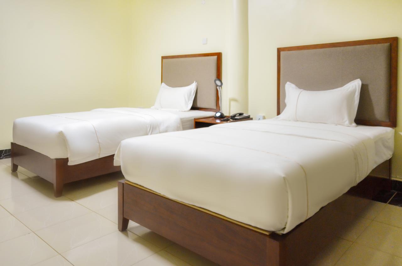 Igar Plaza Hotel Джинджа Екстериор снимка