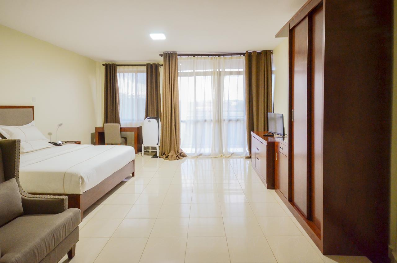 Igar Plaza Hotel Джинджа Екстериор снимка